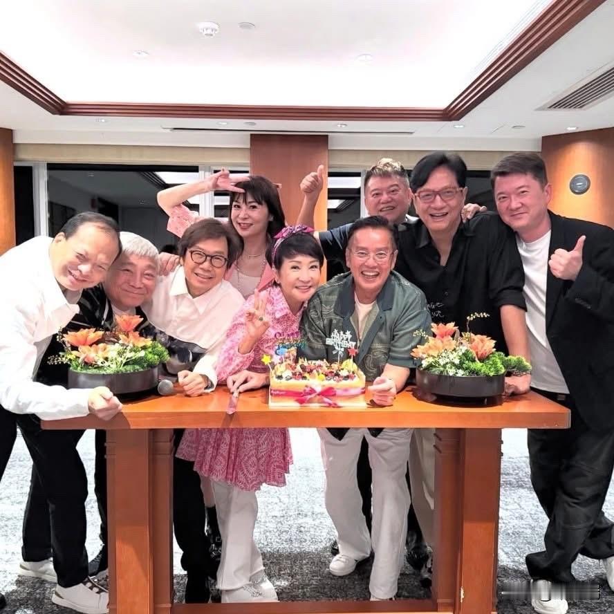 今年8月23日，75岁谭咏麟生日宴惊见「破冰合体」！与陈百祥50年兄弟情真相曝光