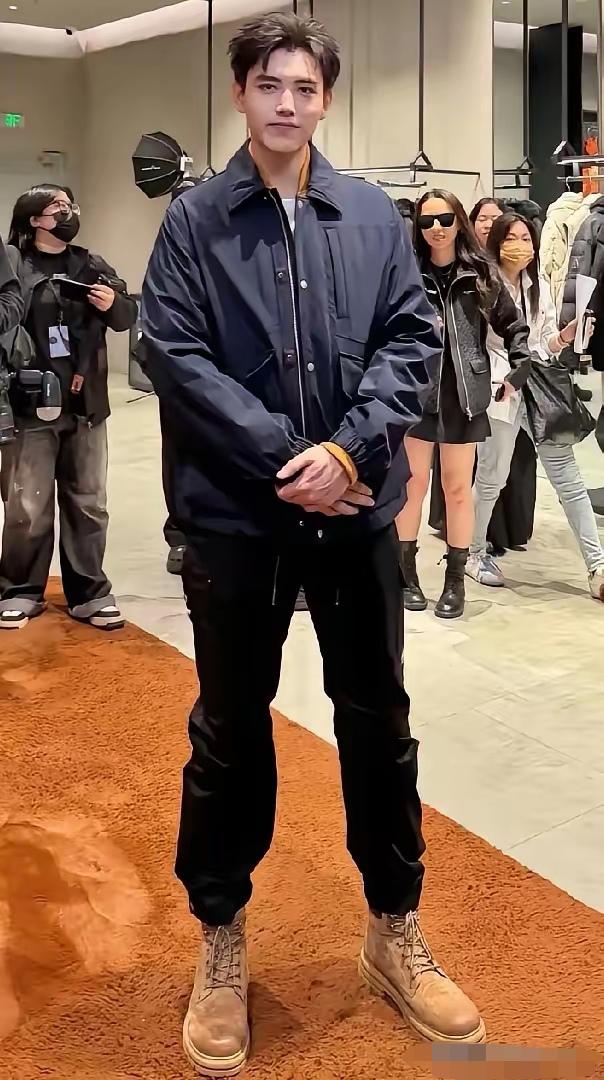 阿瑟～陈飞宇，是真能扛住“星二代佼佼者”这说法。188cm的身高往那一站，