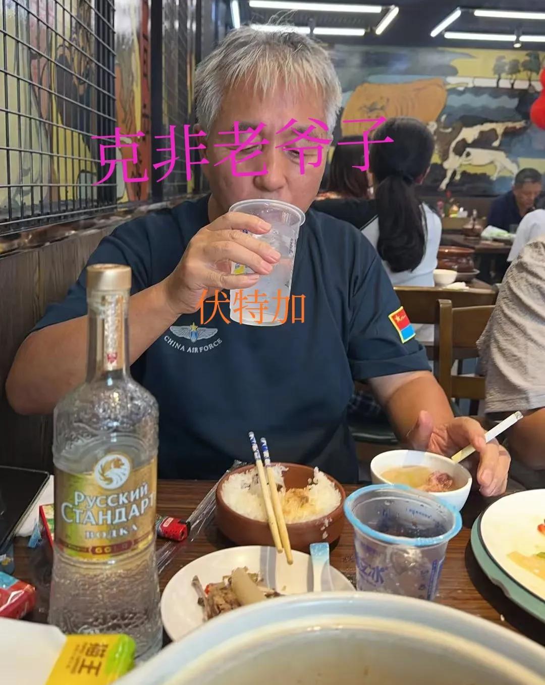 这家赣菜馆子，我最后一次去是2017年，秋风萧瑟吹得满嵩山路，黄河路上都是树叶子