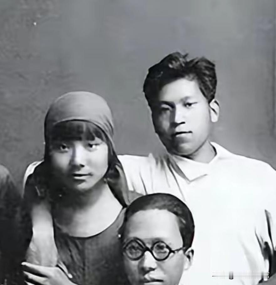 蒋经国在莫斯科留学，和冯玉祥女儿冯弗能谈恋爱，并发生关系，冯弗能是他的初恋。但他