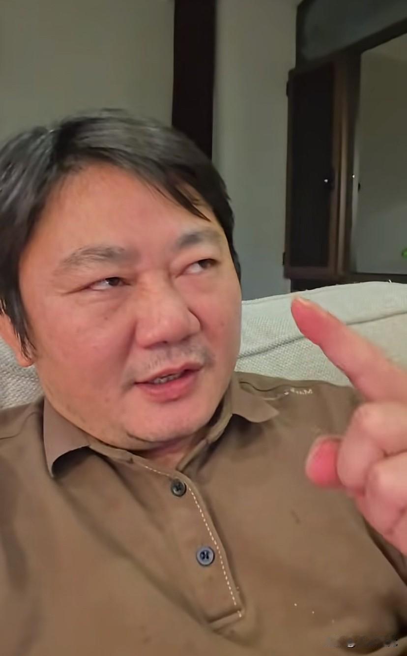 晚上喝了点酒，张雪机车老板张雪酒后吐真言，说：有同行劝我，你现在是大老板了，不要