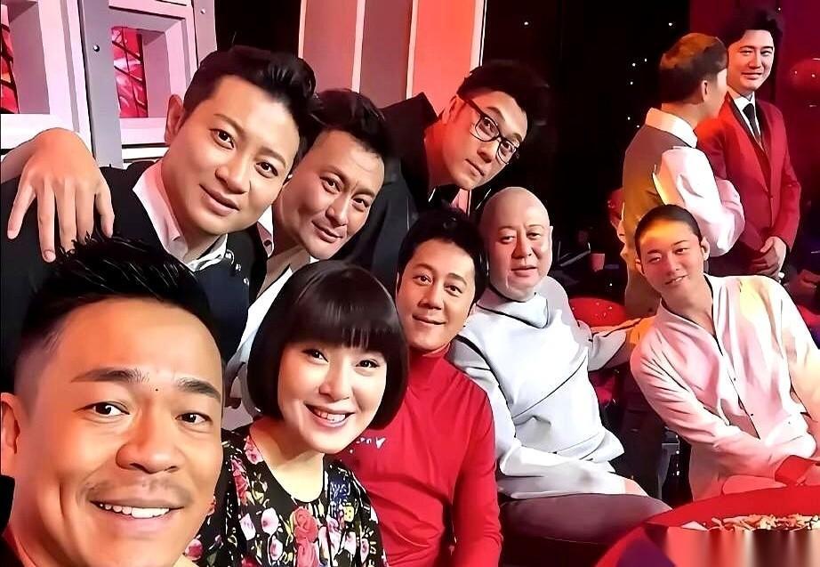 C位这东西，真不是看谁本事大。有时候，是看谁长了一张“标准答案”的脸。你看蔡