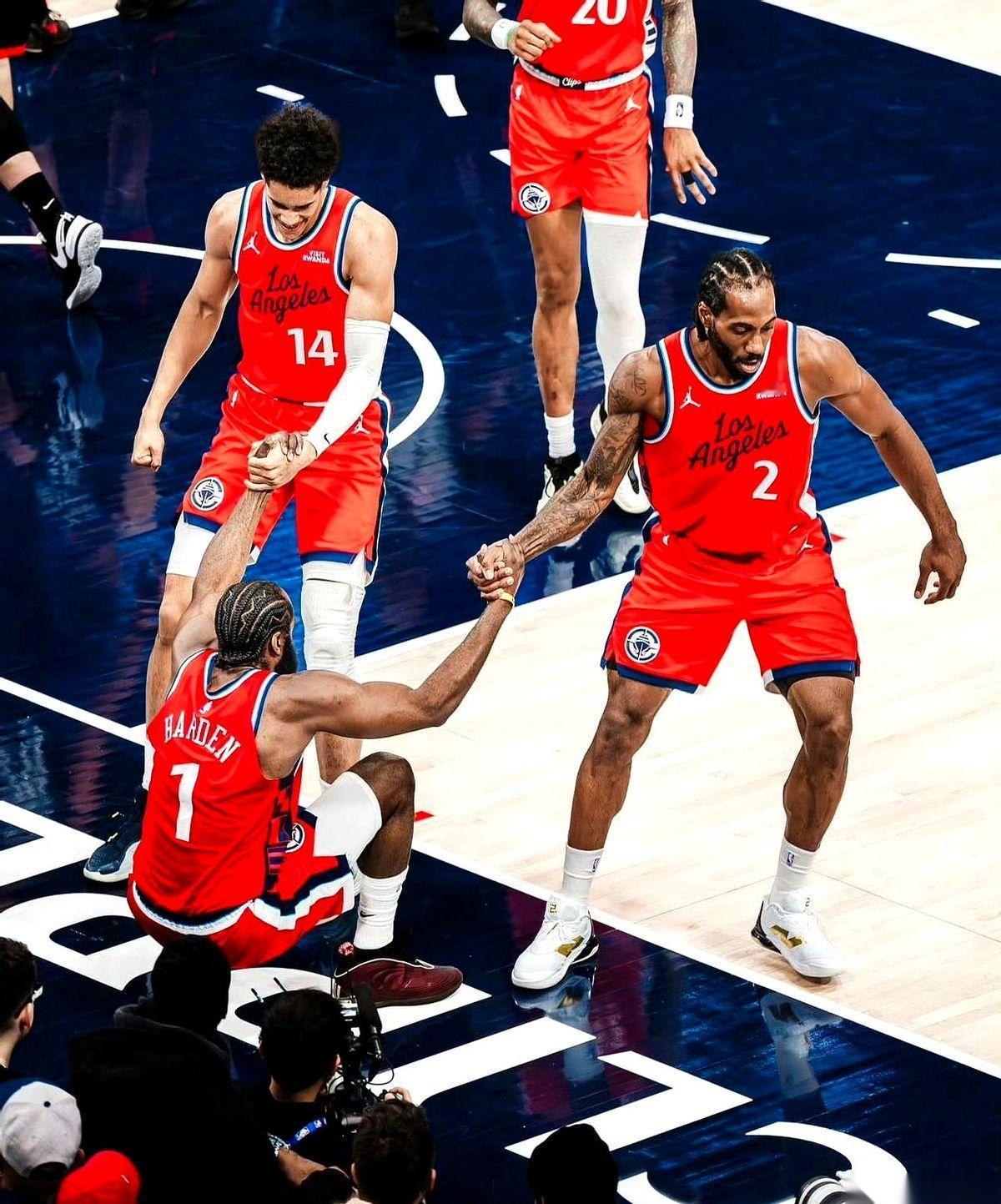 快船的时间，只剩四天了。管理层的电话估计已经打爆，五把刀架在脖子上，一把比一把