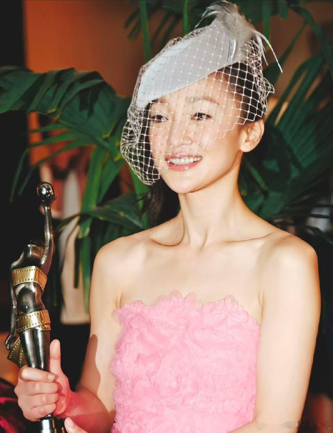 周迅首个三金一A影后从如果爱到李米的猜想，再到如今的三金一A，周迅用作品一步步