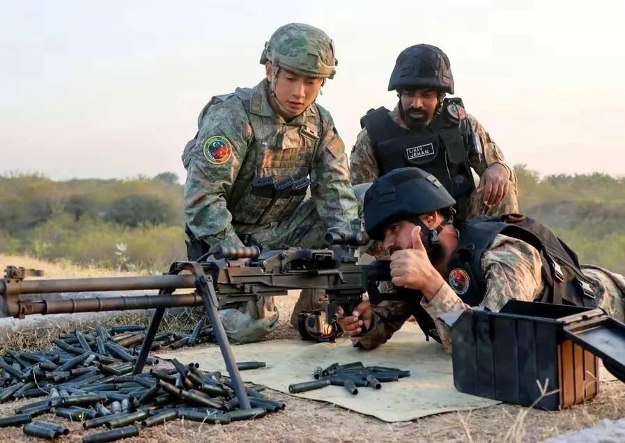 巴铁试射QJZ-171重机枪，竖起大拇哥，夸赞这枪太攒劲！QJZ-171重机枪