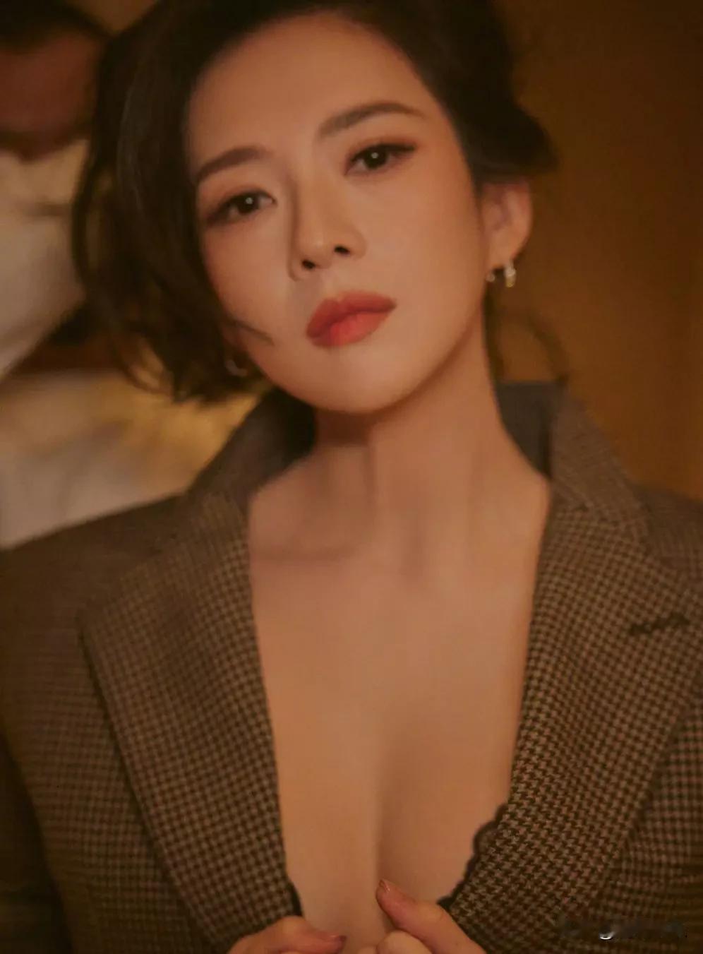 23日章子怡最新大片释出！这组造型把“飒爽”和“妩媚”玩出了新花样。挺