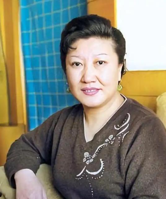 2005年，她突发疾病去世，留下了长春、北京、珠海的7套房子，还有不少存款，长期