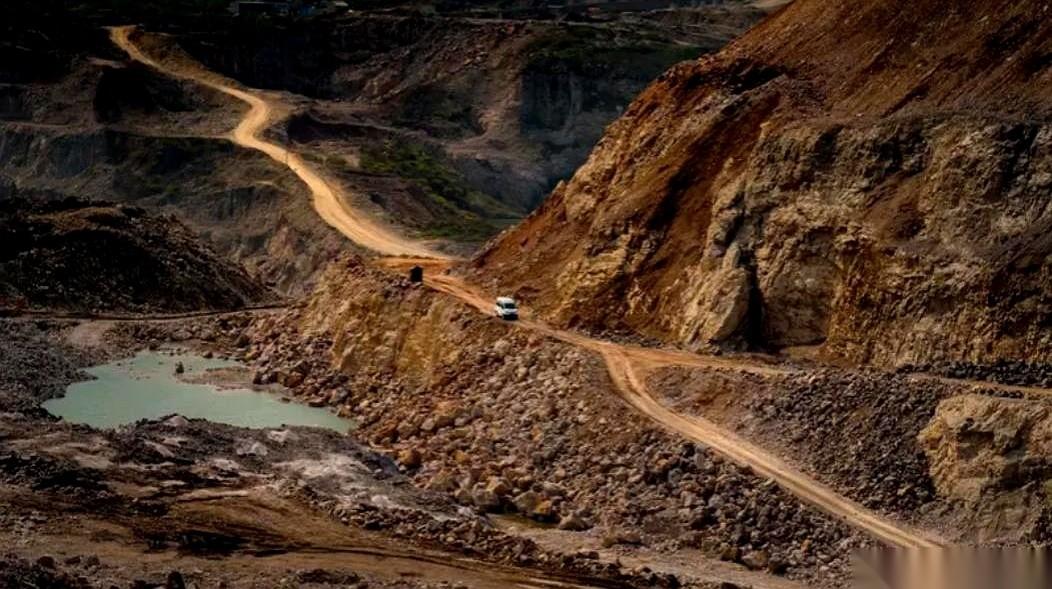 我跟你说，最骚的操作是什么？是把咱们国家命根子一样的稀土，磨成粉，溶成水，装在