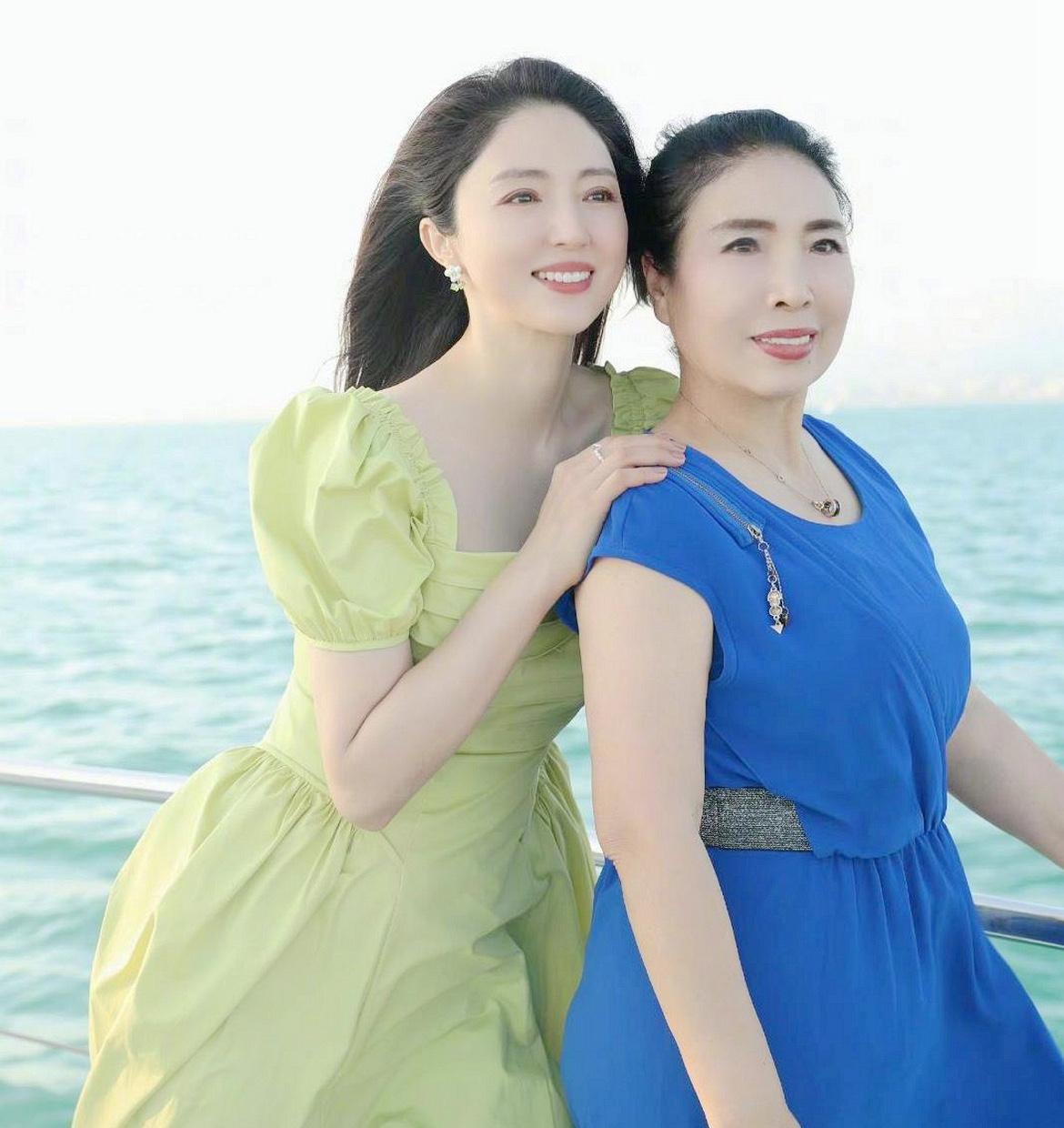 夜夜晚归，神神秘秘。董璇她妈心都提到嗓子眼了，差点以为女儿在外面学坏了。结果