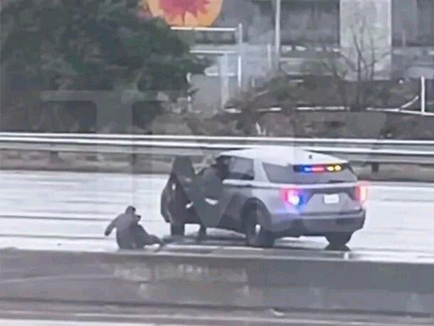 美国这事儿真是离谱他妈给离谱开门——离谱到家了。当地时间12月26日环球网援引美