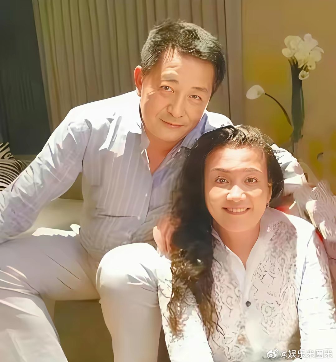 你以为汪小菲亲爹是软饭男？张兰直播间一句话，我听完浑身起鸡皮疙瘩。“比小菲帅10