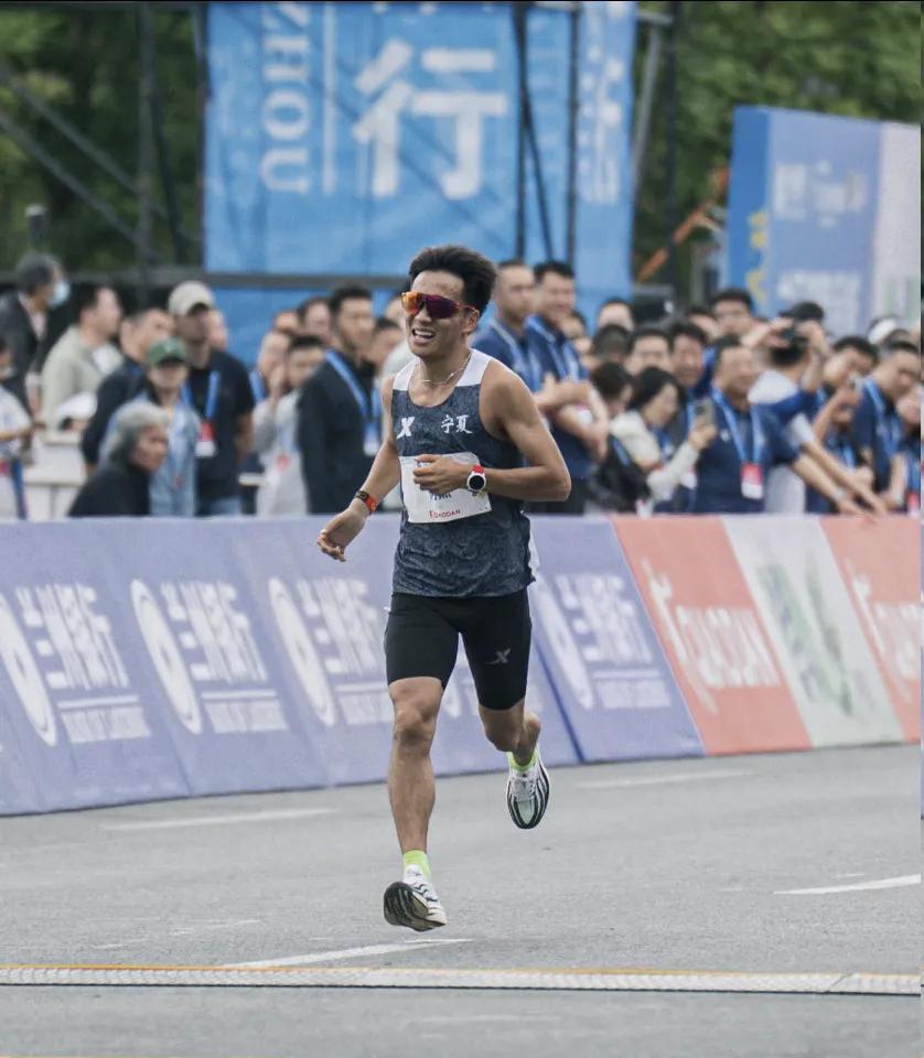 兰州马拉松亚运选拔赛，最大的遗憾当属卫冕冠军何杰！原本志在亚运卫冕，却在7