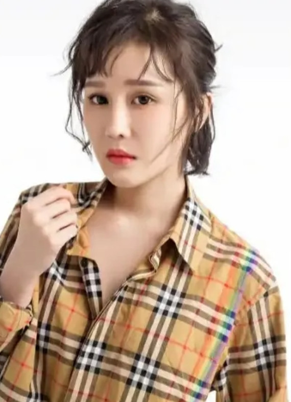 赵本山的女儿球球不但漂亮，还聪明伶俐，没想到，却得了抑郁症，老公为了安抚她的情绪