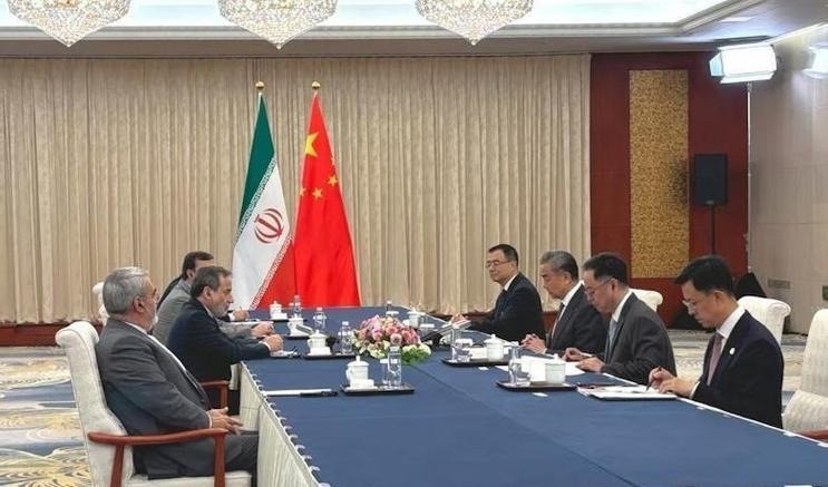 美媒记者把话筒直接怼到了美国财长贝森特脸上，问了一个最敏感的问题：你们这轮针对伊朗的全面经济行动，到