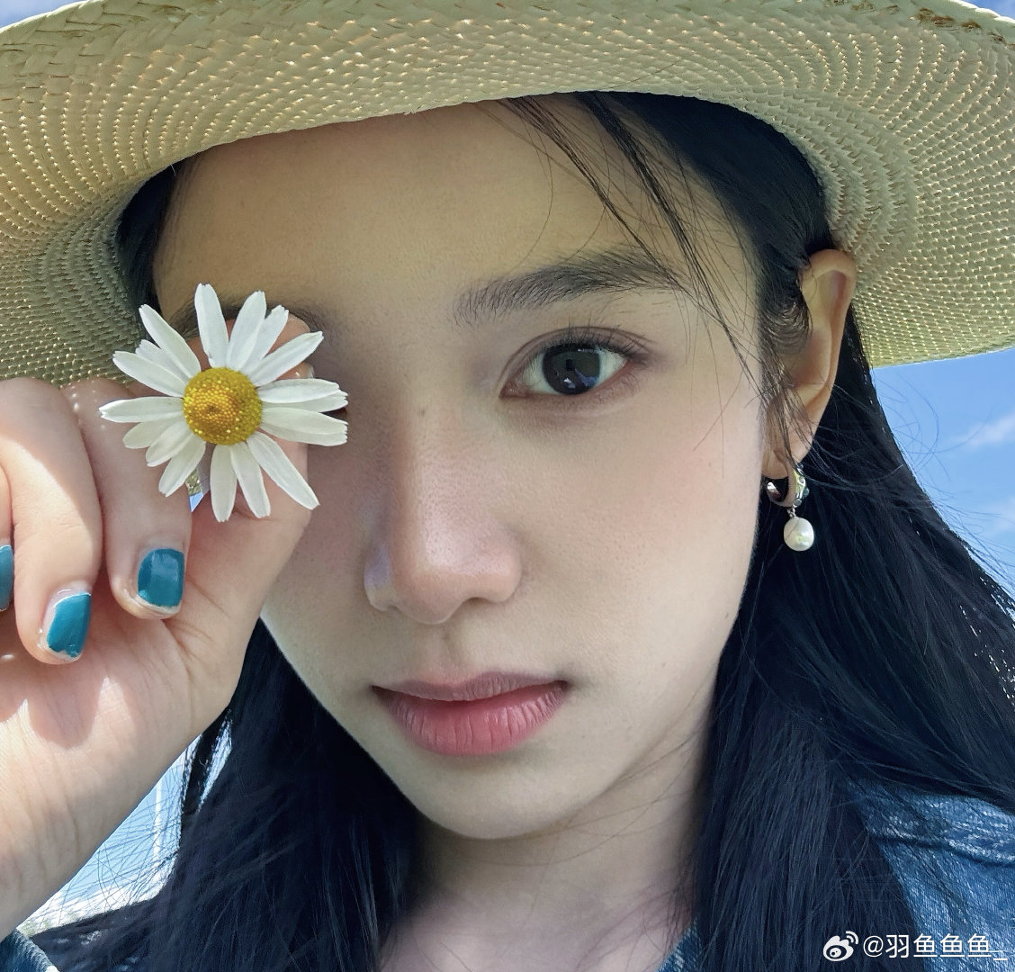 仪说蓝色是你最爱的颜色🫧˚🐋𓇼𓈒𓏸🎐  #张婧仪#zjy#巴黎公园偶遇张婧仪看书#​