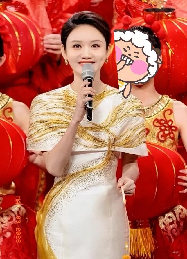 被全网吐槽“翻白眼”的主持人，十五天后彻底翻身了。马年春晚，龙洋因为眼神总像往
