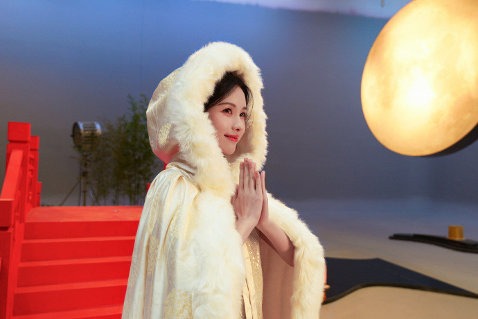 陈都灵白幼薇英雄联盟手游灵韵代言人陈都灵“逆风如解意，容易莫摧残”