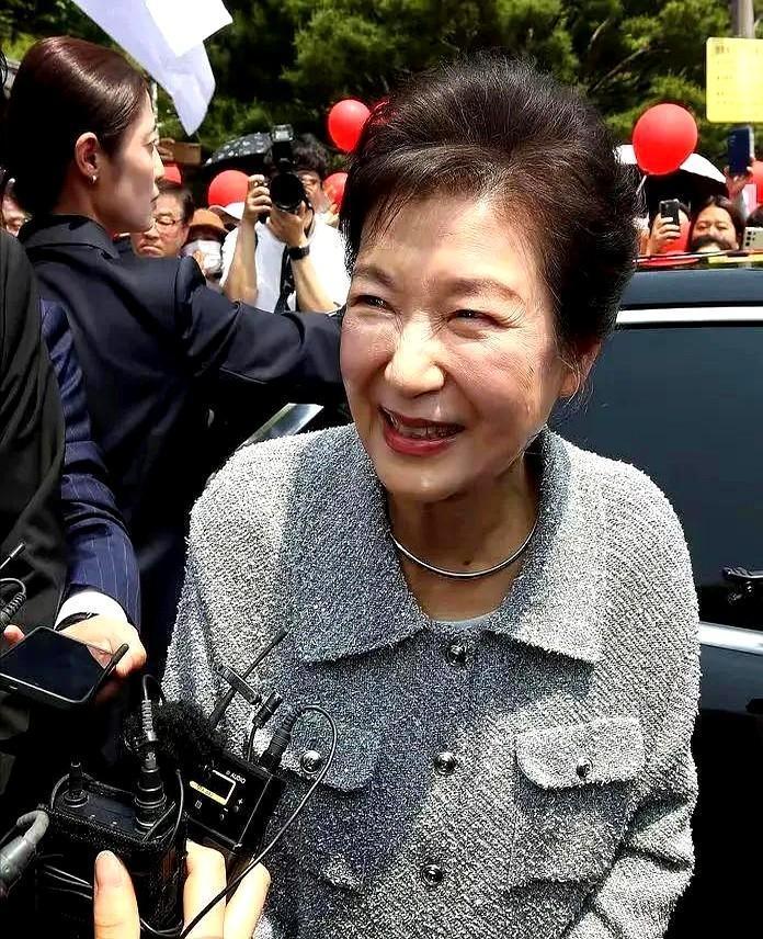 到现在了还在想着总统梦！！！朴槿惠72岁了，李在明赢了，按理说，她该