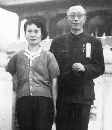 ☁1962年，56岁溥仪迎娶38岁女护士李淑贤。新婚之夜溥仪开着100瓦的