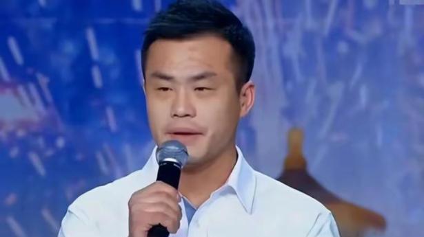 2000年，一位20岁的犯人在狱中爱上了女教官，向她大胆表白后，女教官塞给他一张