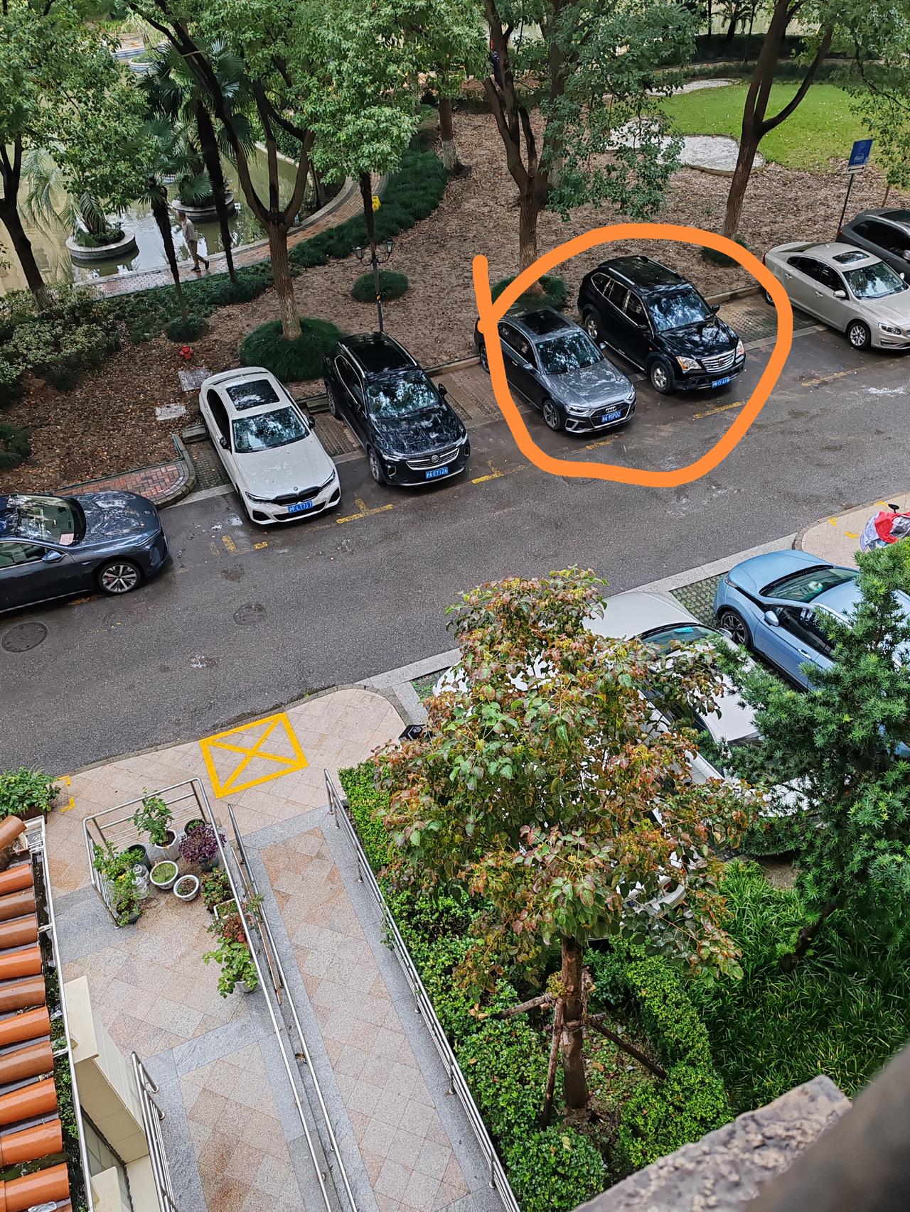 浦东三林镇环球翡翠湾花园，共有1430户业主，四千五百多人的大型小区，小区车位向