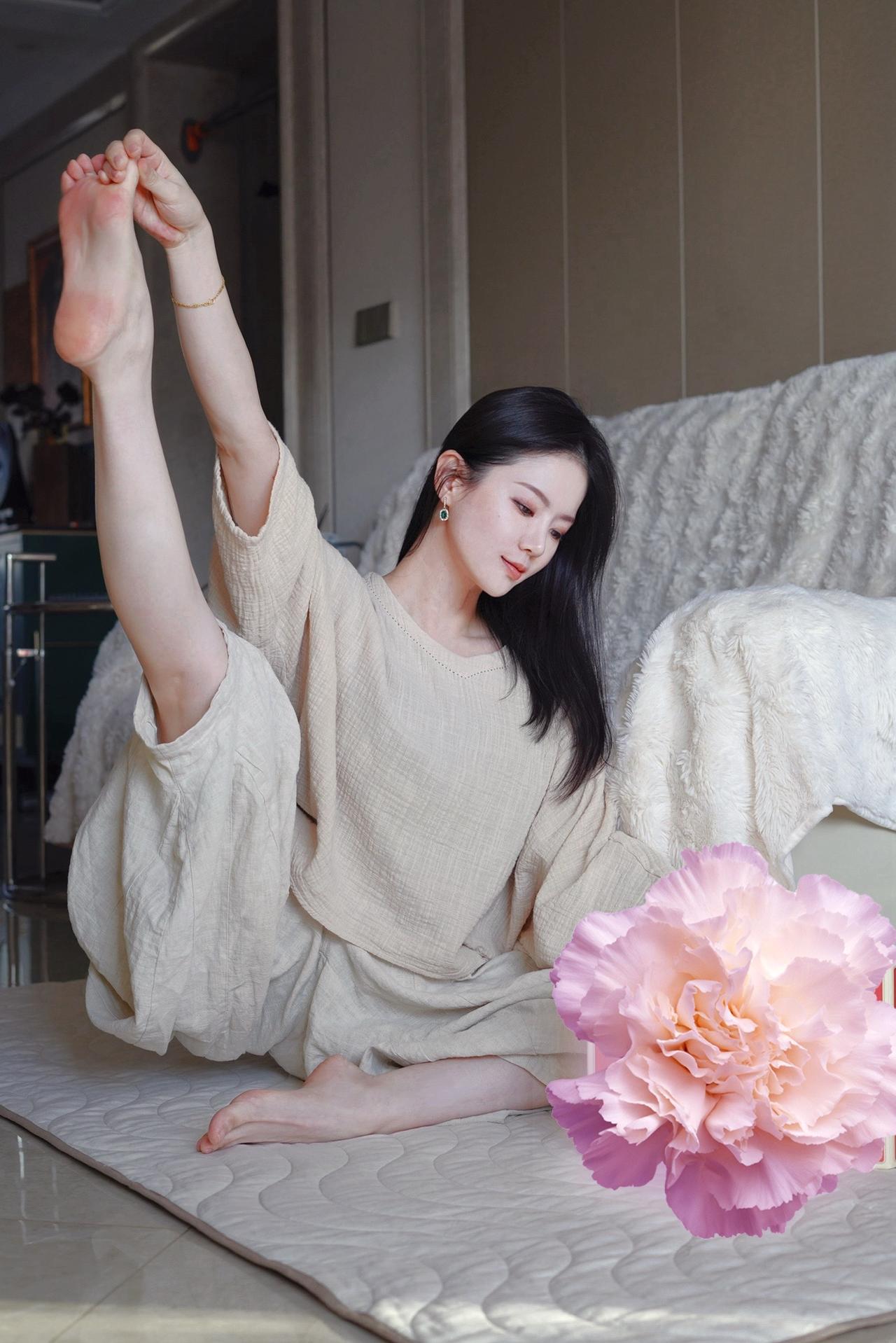 瑜伽女孩瑜伽拍照姿势御姐