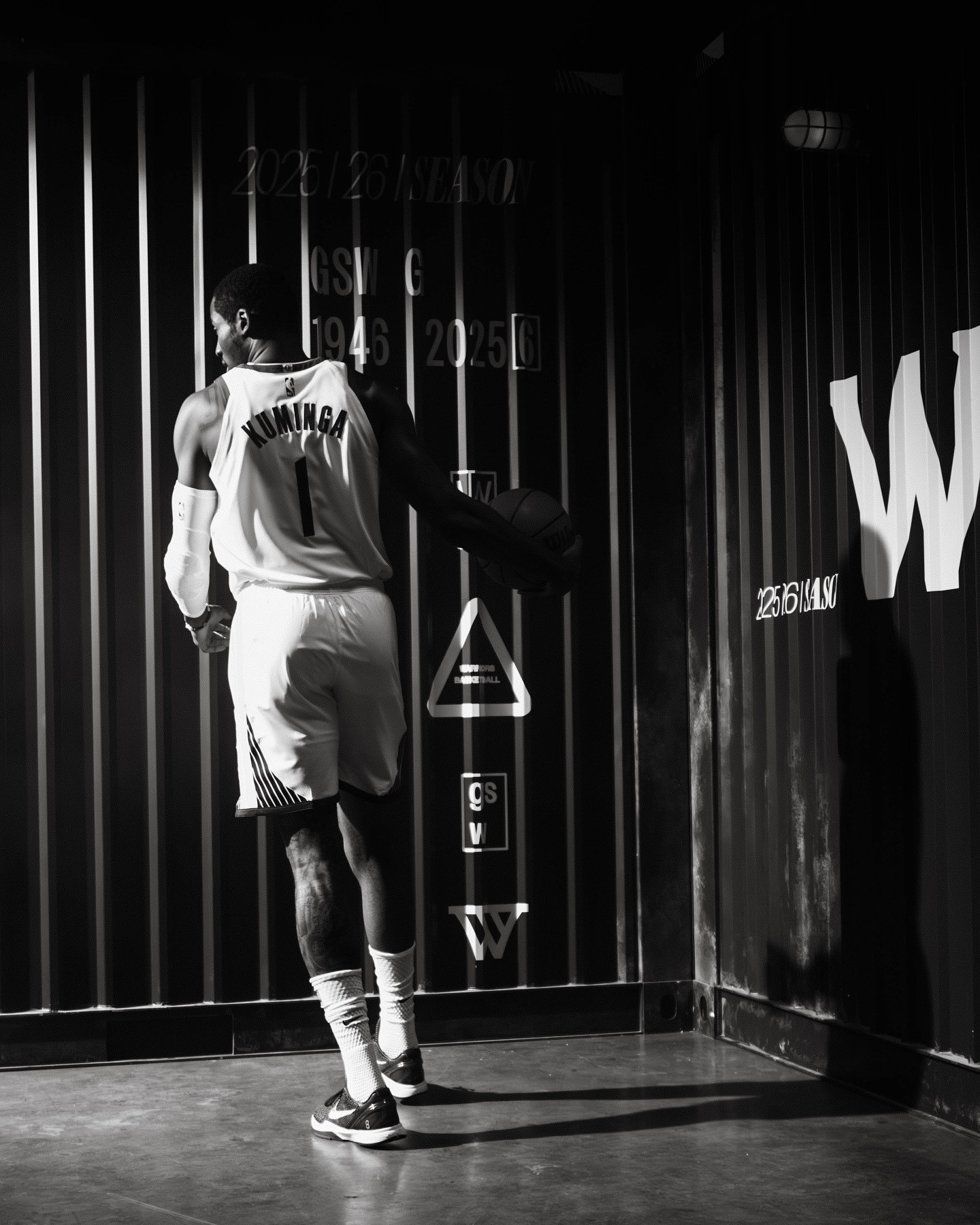 库明加因双侧膝盖肌腱炎，明日对阵马刺队的比赛出战成疑。勇士队其他球员除梅尔顿外外