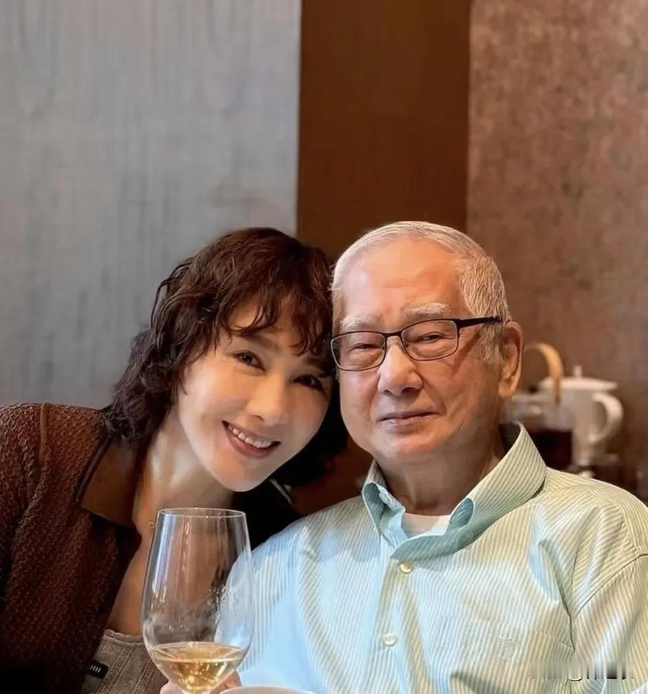 黎姿近日晒出和爸爸的合照，她留着微卷的短发，笑容明媚，梨涡浅显。很多人说黎姿