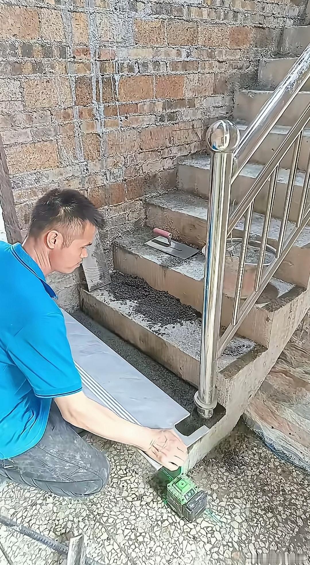 砖墙没抹灰，扶手先装，现在贴踏步这道工序是不是弄错了？砖墙还没做粉刷，不锈钢扶