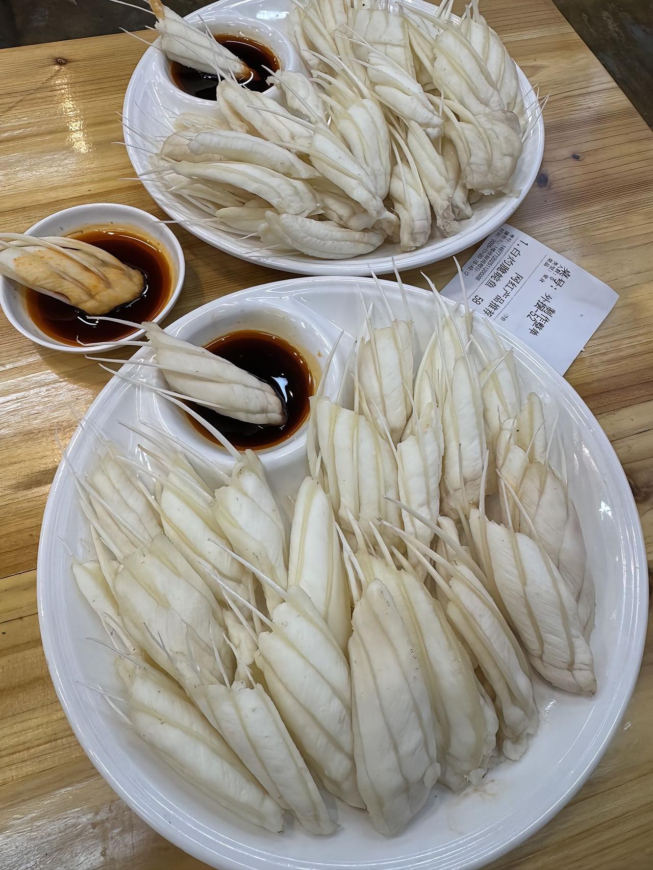 第一次见这种白灼脆皖鱼，有没有吃过的说说好吃嘛？在大排档点了份网红白灼脆皖鱼，