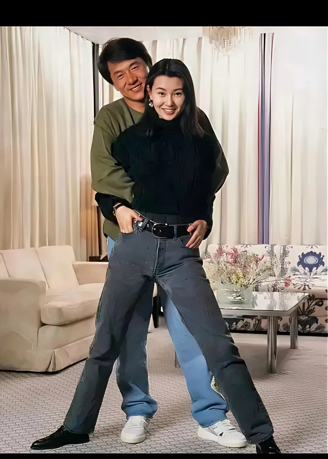 谁能想到35年前两个人就如此时尚，放到现在这衣服也不过时！只是两个人的拍照方式也很大胆，如果现在有男