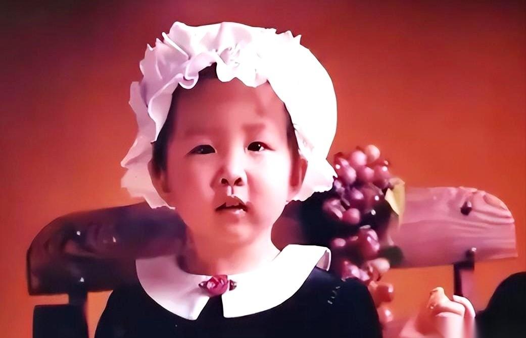 “赶紧送去精神病院看看吧。”这话，是对着一个两岁就能识上千字、倒背唐诗的“神童