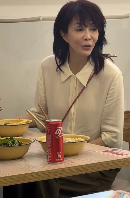 68岁郑裕玲在重庆餐馆吃面，打扮朴素，她的状态真的好差，身材瘦到皮包骨，脸部整得