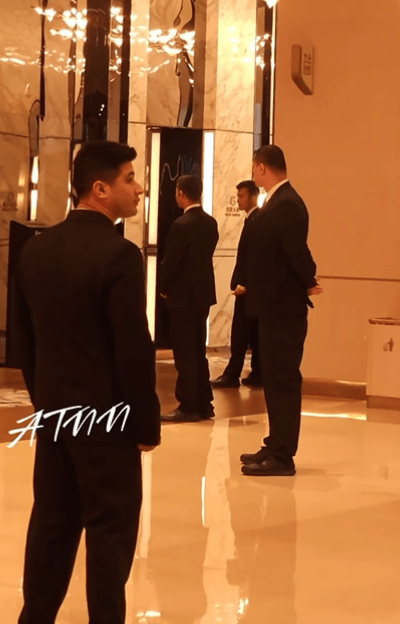 看到这十几个安保上来，就知道谁要来了，对莎莎和楚钦的保护，必须要给澳门安保人员