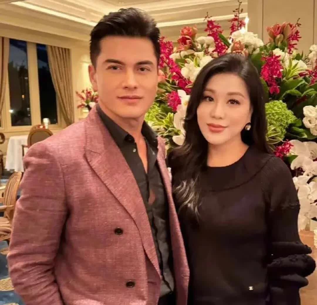 吕良伟这个人真奇怪，他年轻的时候从来没觉得他帅，他年轻的时候，周润发比他帅多了。