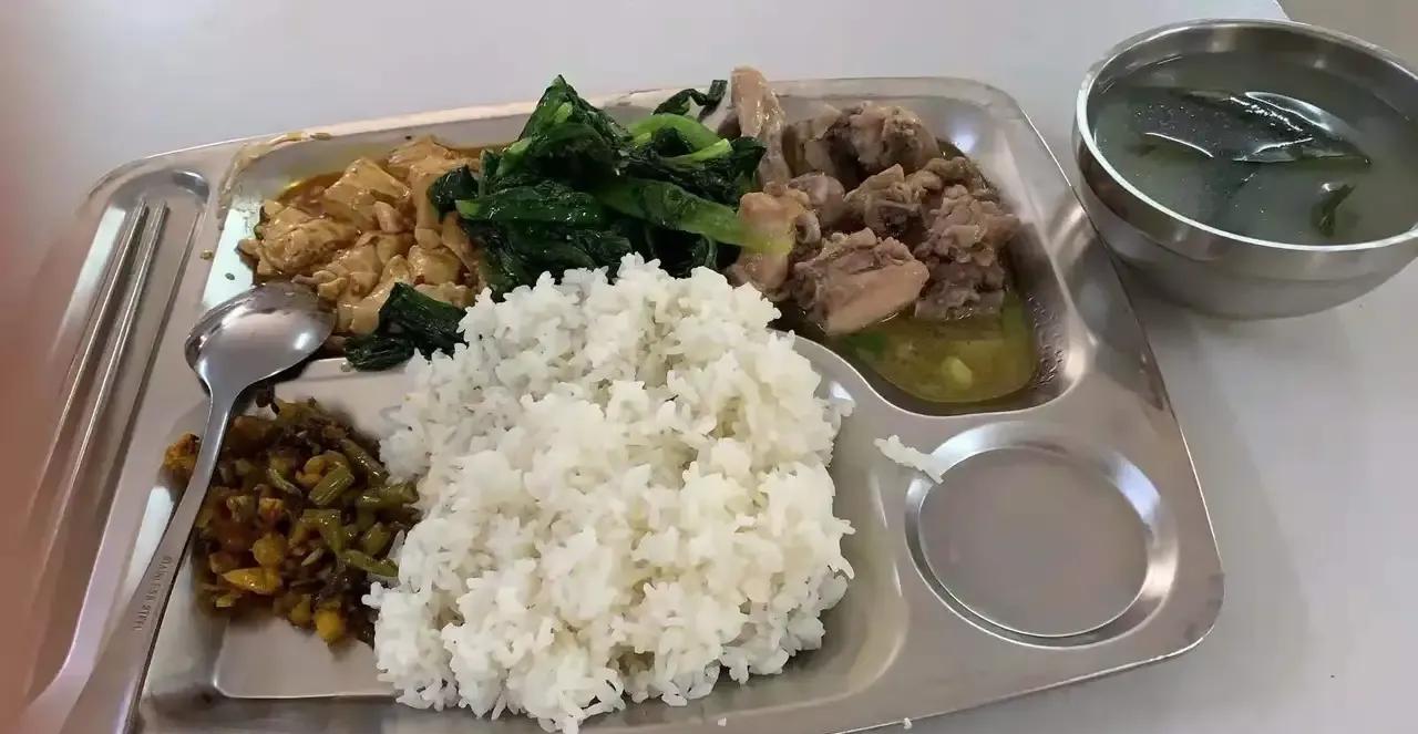 1998年出生的我，27岁，离异单亲妈妈，独自在昆山打拼。生活的重担压得