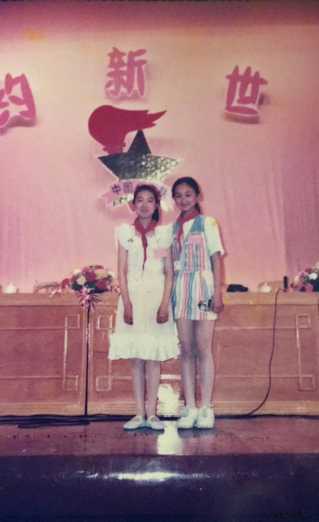 高海宁那时就有逆天大长腿，身材高挑纤细，颜值逆天，从小就是美人坯子。