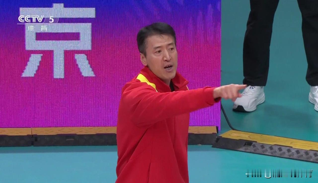 施海荣应该要正确打开吴梦洁的使用说明书。江苏女排队长吴梦洁在发烧生病的情况下，打