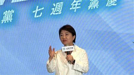 要倒台了？8月2日，民众党在台中办建党七周年党庆活动。轮到卢秀燕发言的时候，面