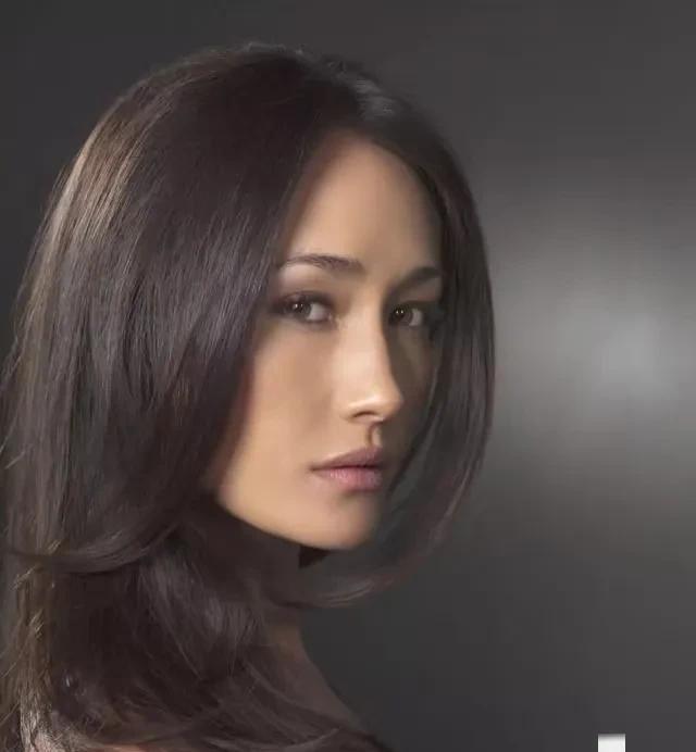 谁能想到迷倒众多男神的MaggieQ居然嫁给了一个其貌不扬，个头和她差不多的男