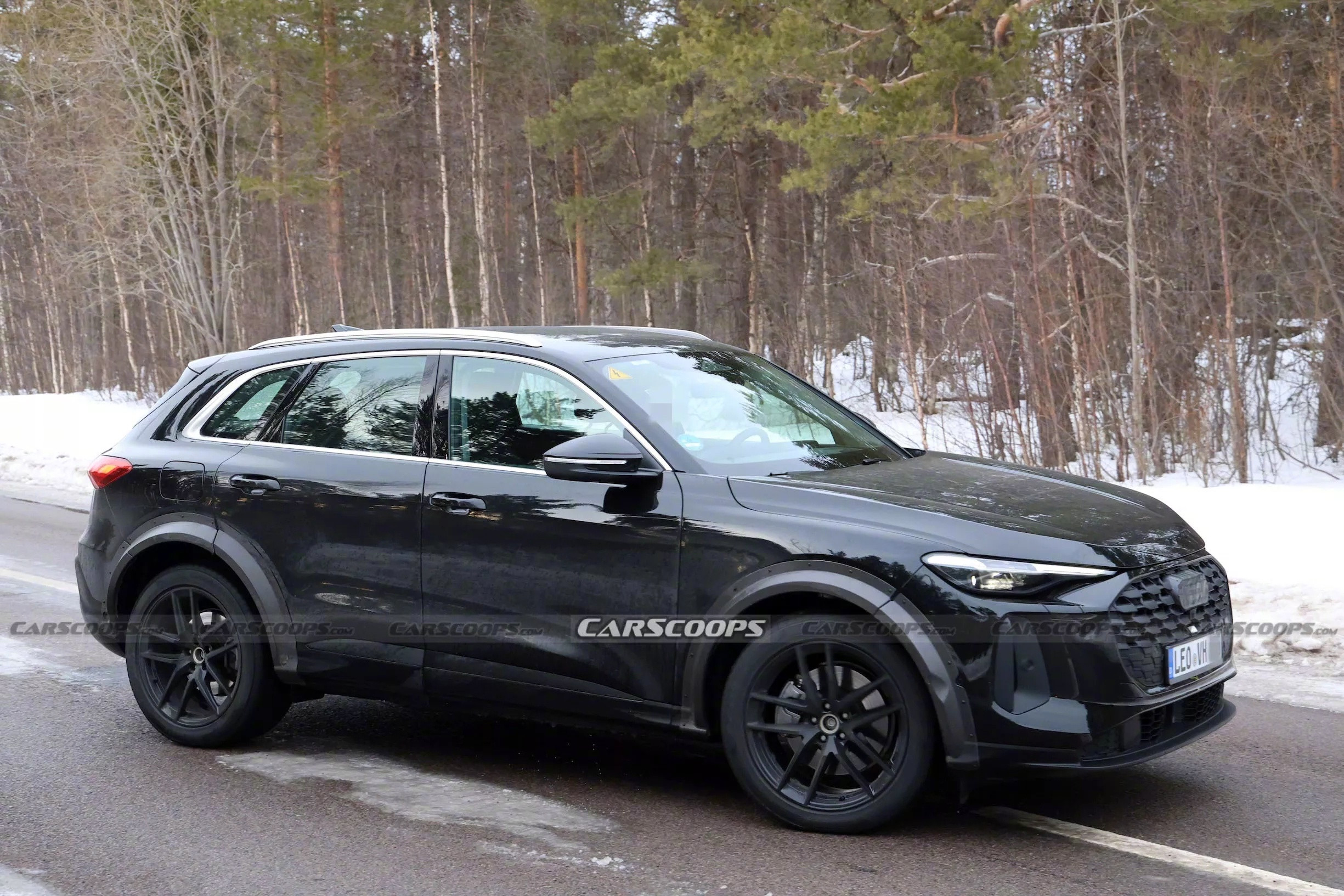 藏在Q5里正在测试的全新一代保时捷Macan，看着底盘比普通版略高，轮拱也明显加