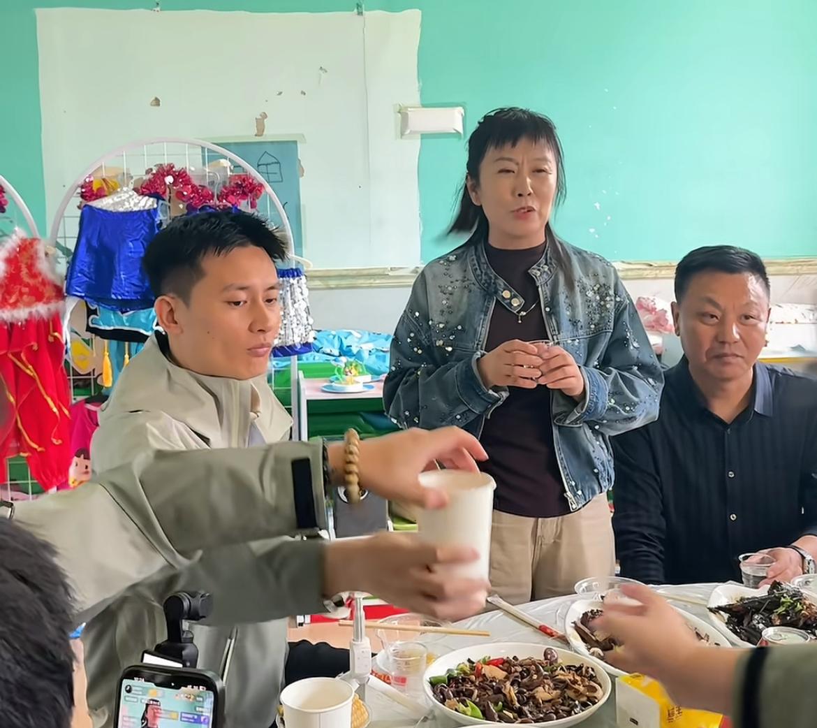 这个中秋节，武亮老师的行为让诸多张雪峰的粉丝泪目！行程2000多公里，携小伙伴