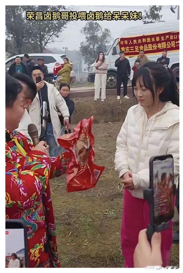 卤鹅哥才是网红界的一股清流！蹭流量但不瞎蹭，埋头干活的样子太招人稀罕重庆呆