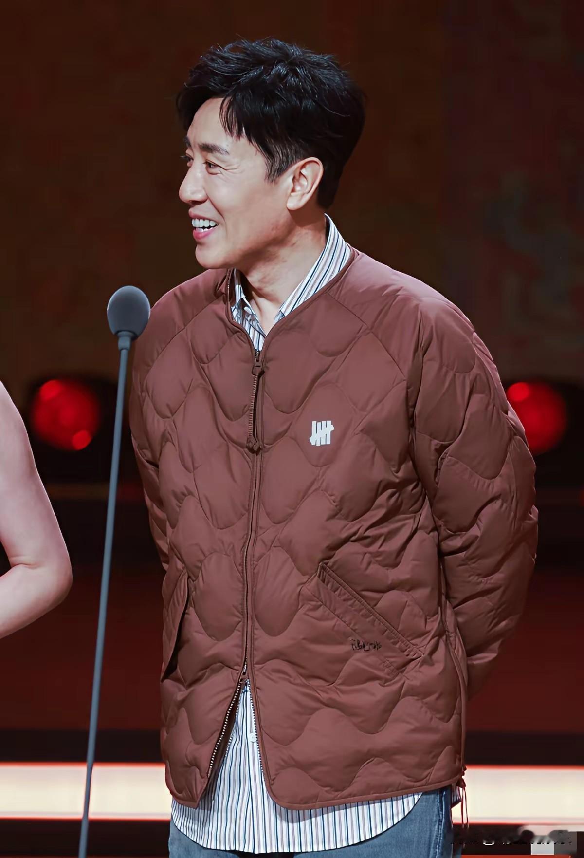 头一回见这么松弛的颁奖嘉宾，于和伟穿着个休闲棉衣就上台颁奖了，松弛感一下子拉