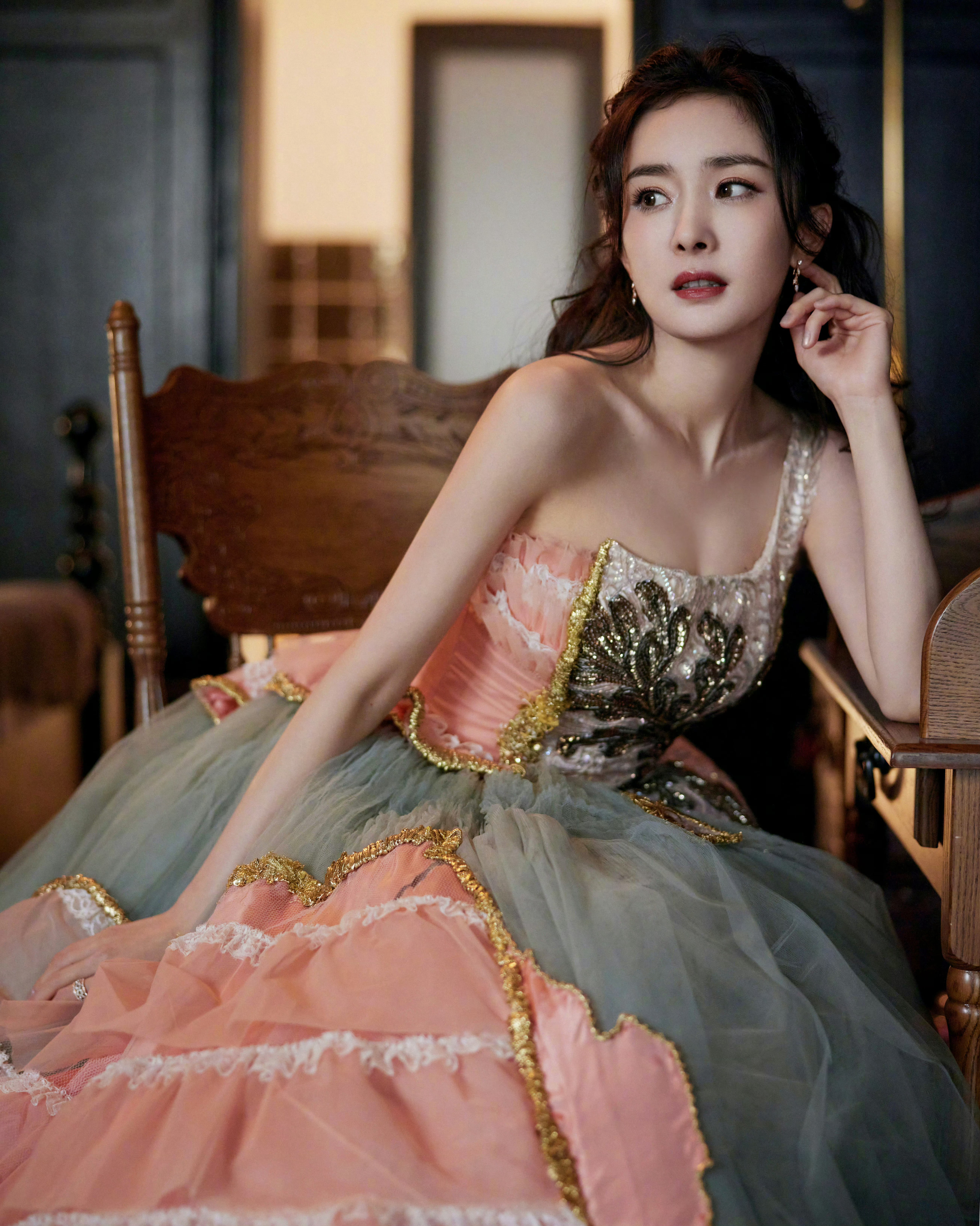 杨幂ym杨幂宁绣绣晚风将喧嚣折成纸船，放逐于霓虹的河道，此刻钟摆是催眠的桨声，