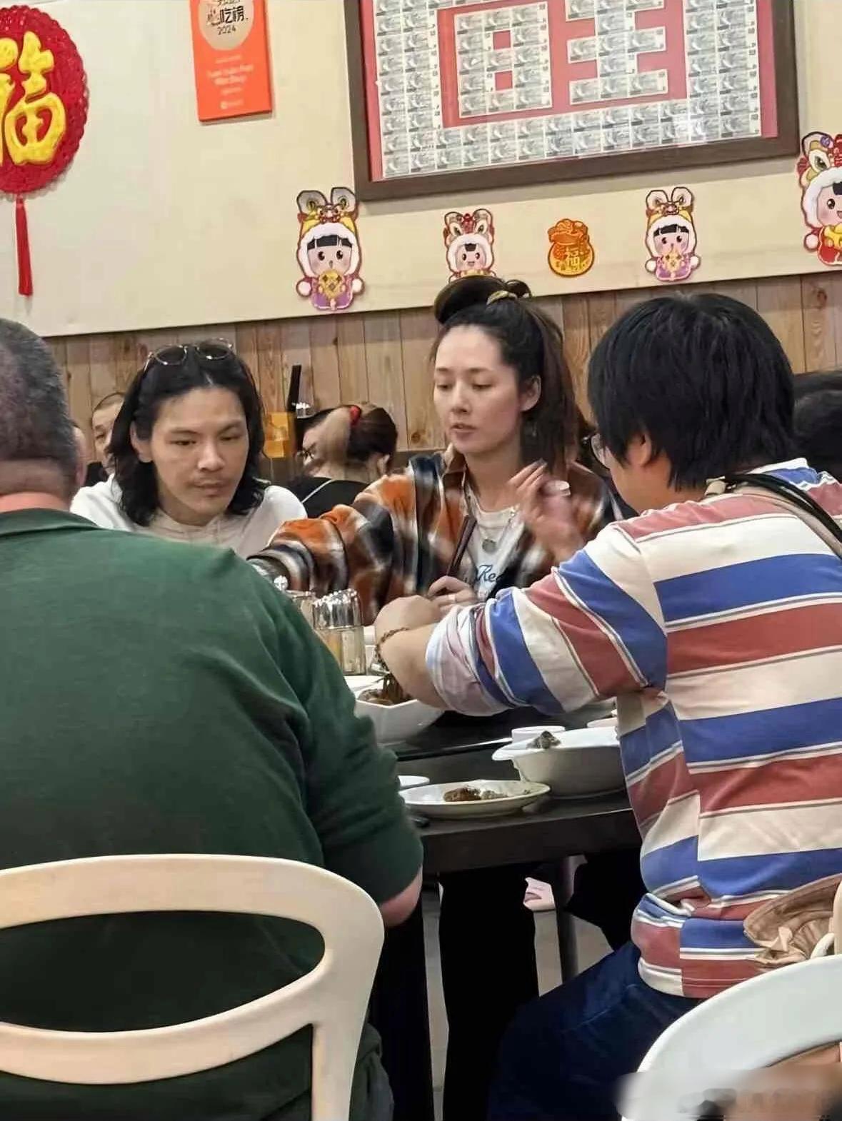 网友说吃饭遇到郭碧婷，幻灭了！发型邋遢，也没有化妆，一点没有网上吹的那么好看，很