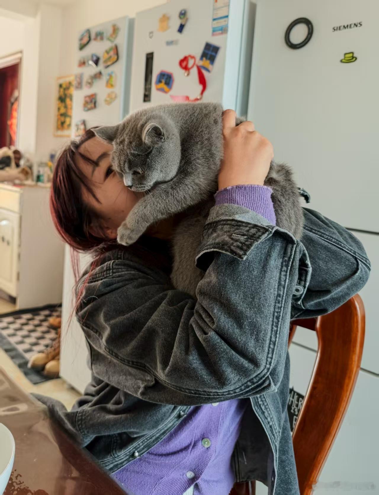 养猫后看见啥都想给它做玩具确实，我这个深有同感。猫咪很爱玩玩具，而且任何小东西