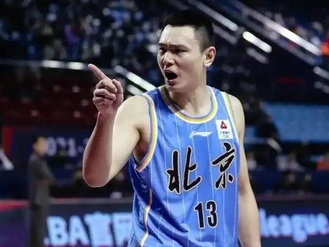 CBA最新消息：据知名篮球自媒体人透露，北京男篮将在本周五，也就是本赛季最后一场