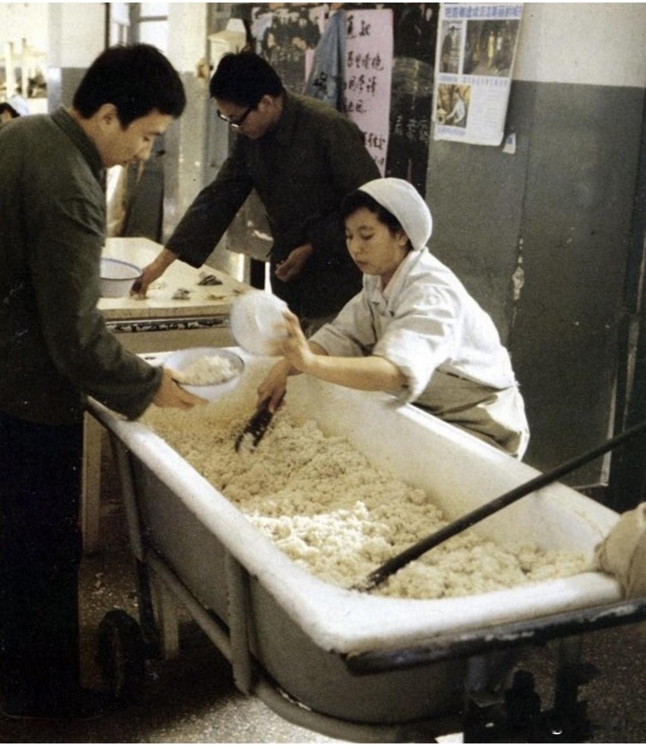 老照片欣赏：这张照片摄于上世纪1980年的北京清华大学食堂。千万可别只看到一