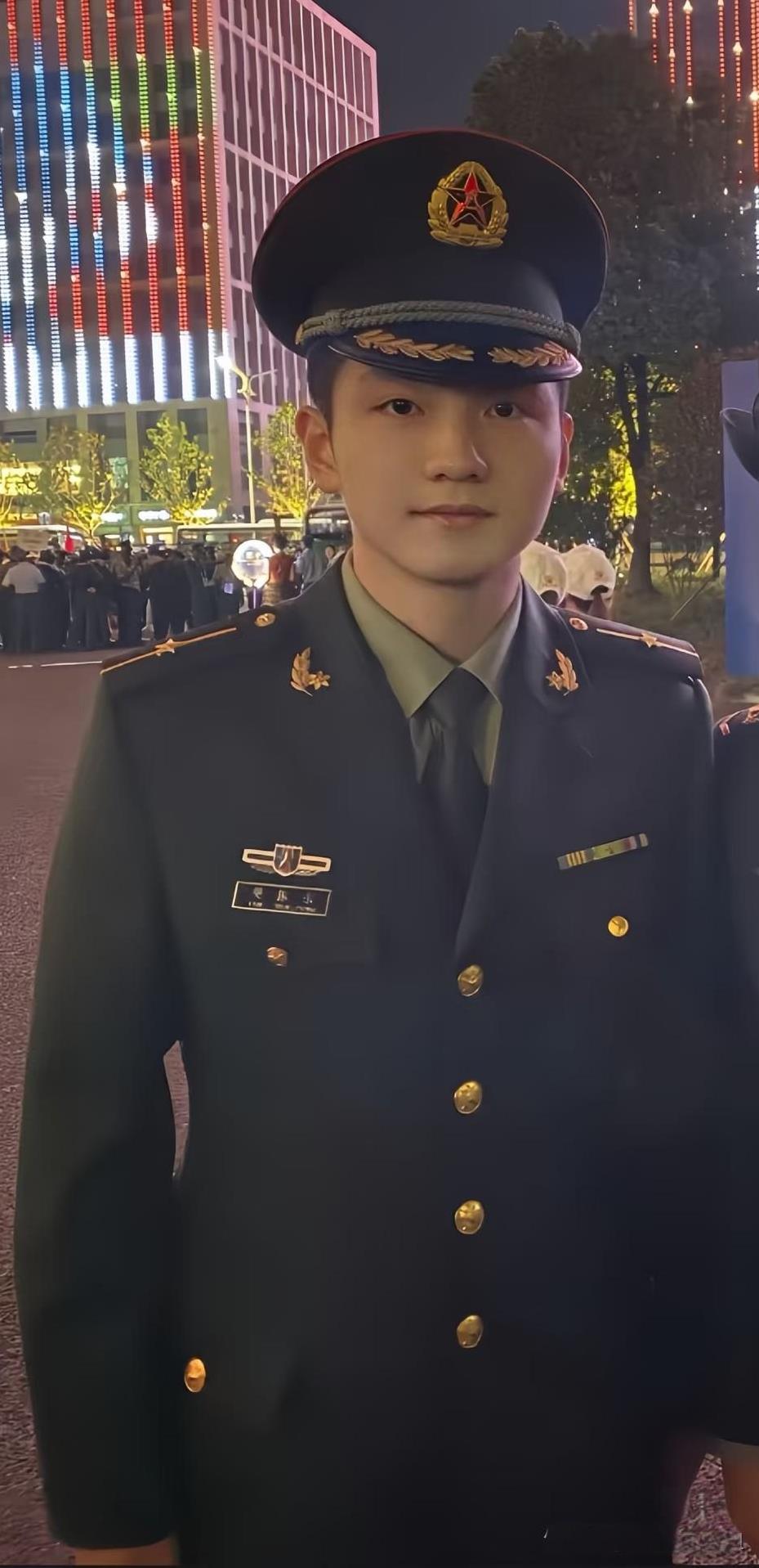 筚路蓝缕，以启山林，人间正道是沧桑。胸前的国旗，咚咚大王就这样跑出（打出)）了